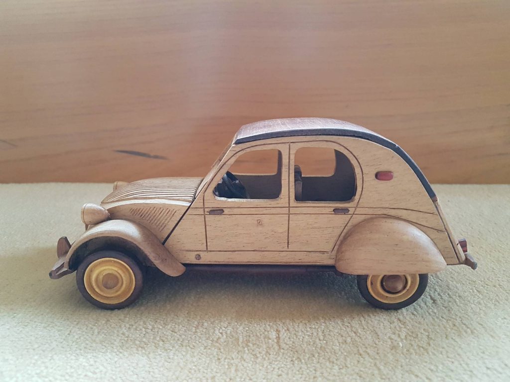 voiture en bois miniature